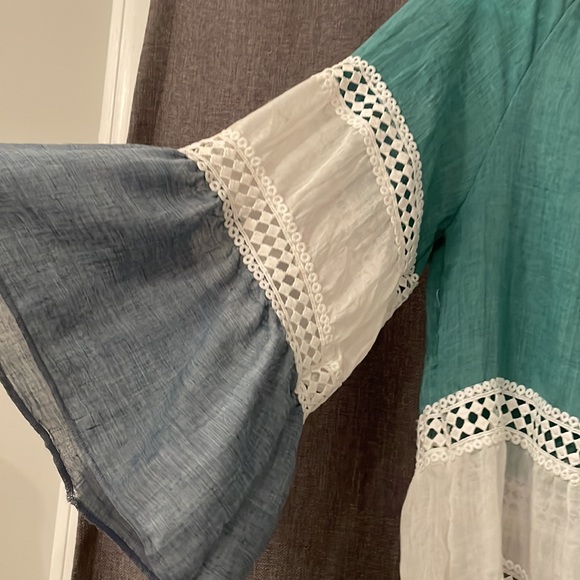 Blouse. Sheer in the white area. Runs large. Size small. New without tags - Picture 5 of 6